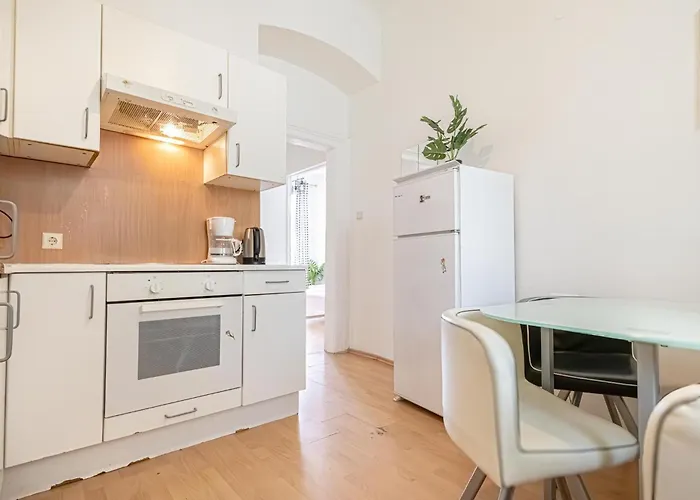 Sweet 3 Private In Shared Near Wiener Stadthalle & Apartment Vienna